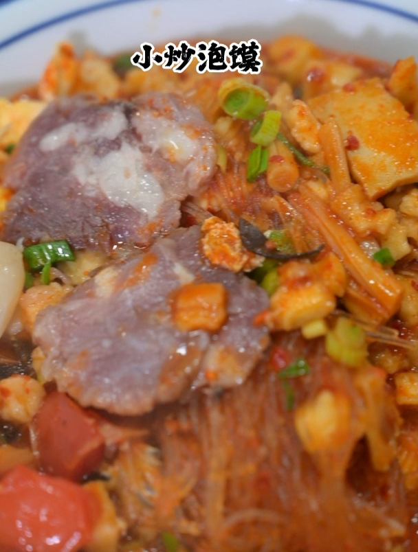 陕西牛羊肉泡馍,可以普通吃法,也可以加工成小炒泡馍