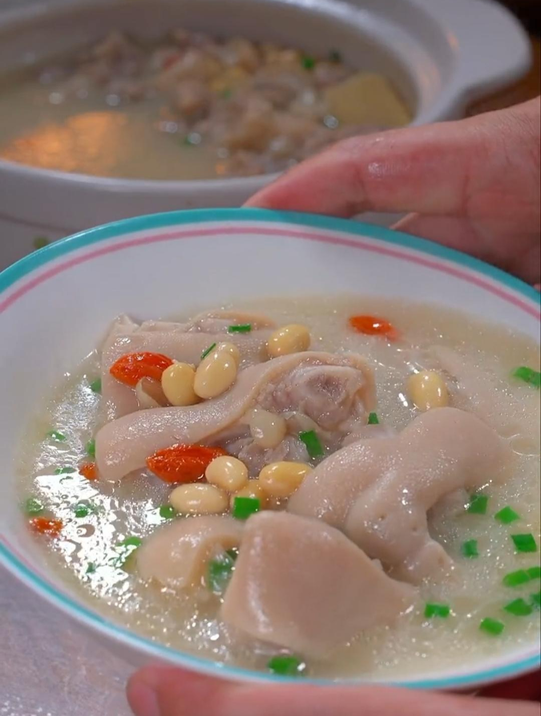 这样炖的猪脚汤,汤色奶白