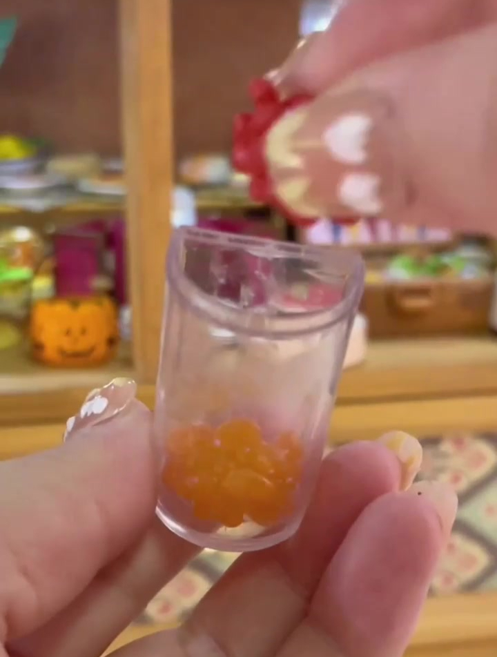 沉浸式准备迷你甜品桌