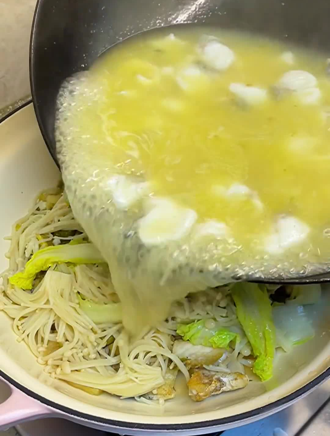 我们家三天两头都要煮酸菜鱼!我都是用鲈鱼做的,孩子也爱吃!
