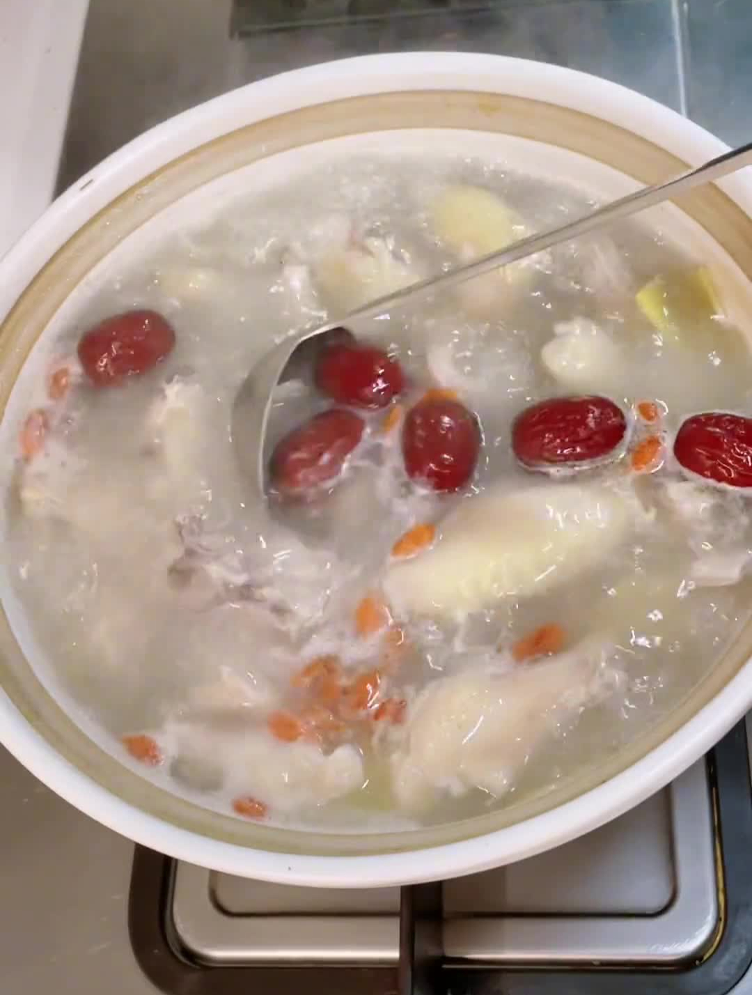 家常猪肚鸡汤的做法,猪肚软弹,鸡肉滑嫩,汤浓味鲜