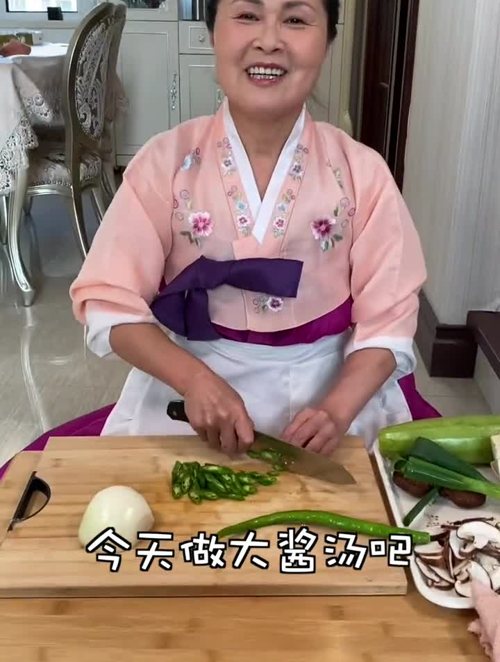 大酱汤是我们朝鲜族的传统美食,其实喝大酱汤喝的是一种情怀