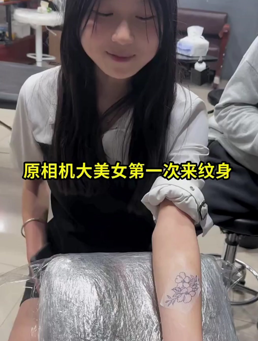 妹子为了变美真的拼了,在手臂上纹身,妈见打!