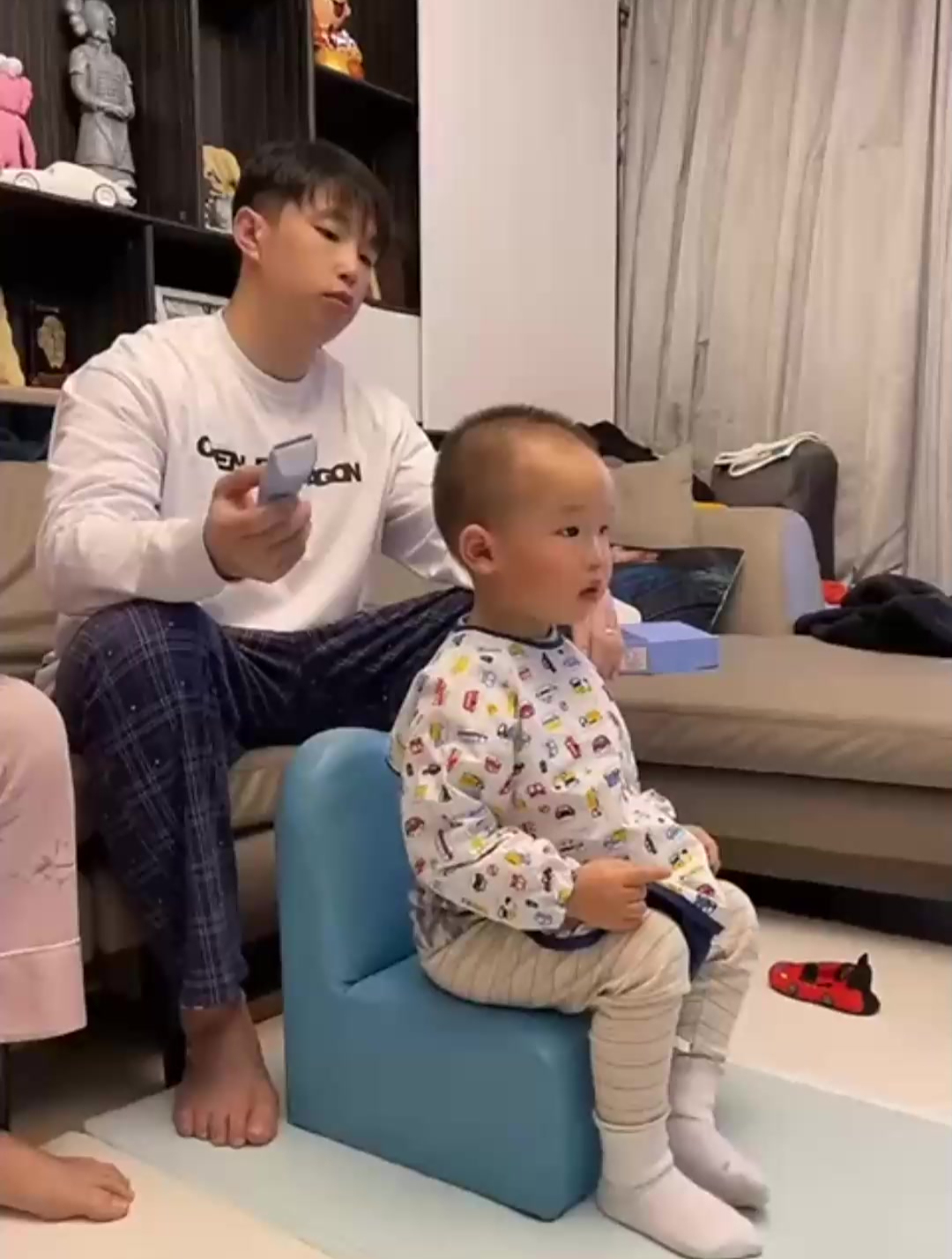 烧饼亲自给儿子剪头发,烧麦的反应亮了,原谅我真的没忍住!
