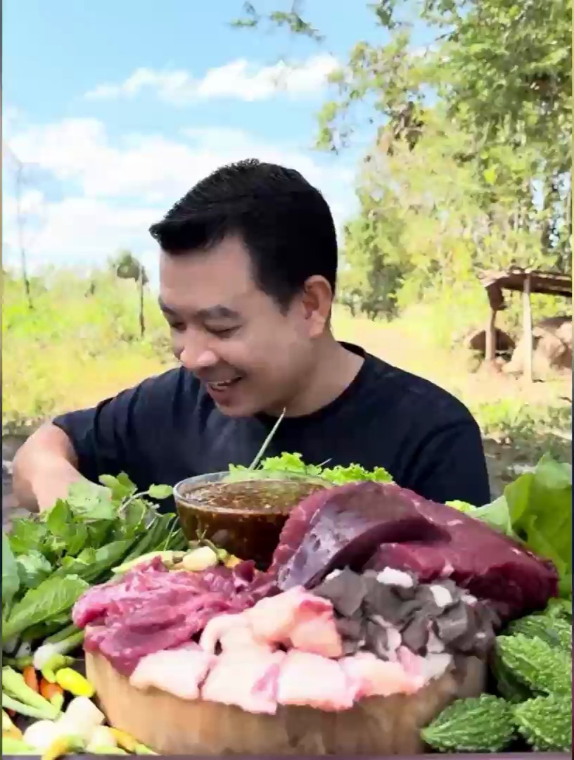 小老表今天带来的猪肉大拼盘,搭配着秘制调料,看着就好吃