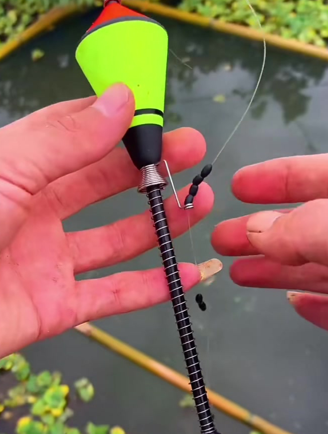 我爱发明“自动钓鱼浮漂”,只要鱼咬口,跑都跑不掉,太厉害了