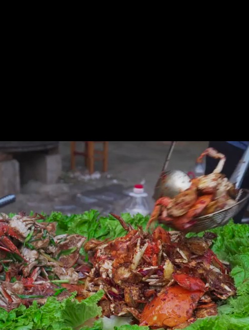 阿远买了20斤梭子蟹,肉肥个儿大,做道“两吃梭子蟹”解解馋
