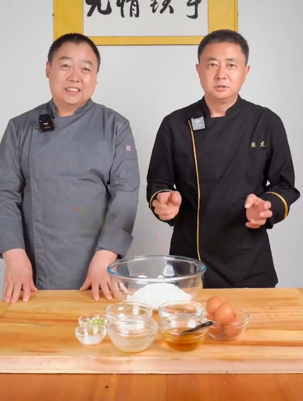 简简单单灌5个鸡蛋,简单实用有技巧的鸡蛋灌饼来了中式面点地摊?