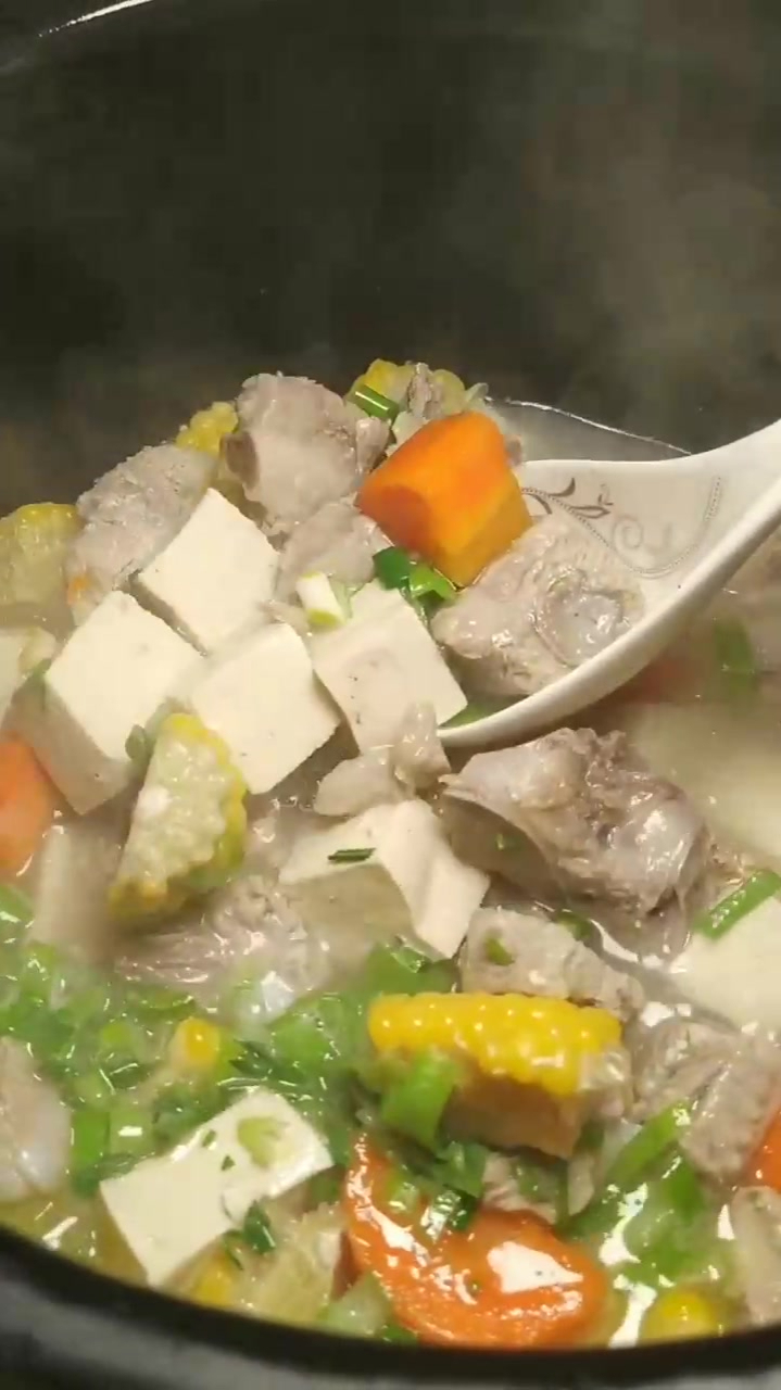 玉米胡萝卜豆腐排骨汤,一下子能喝三碗,汤鲜肉烂营养丰富