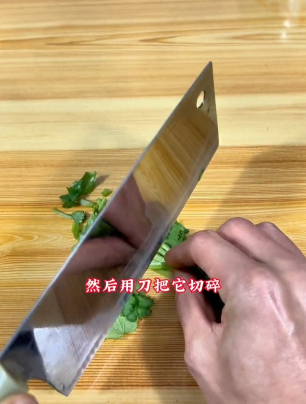 夏季钓草鱼用什么效果最好?老钓友:一把香菜就够了!