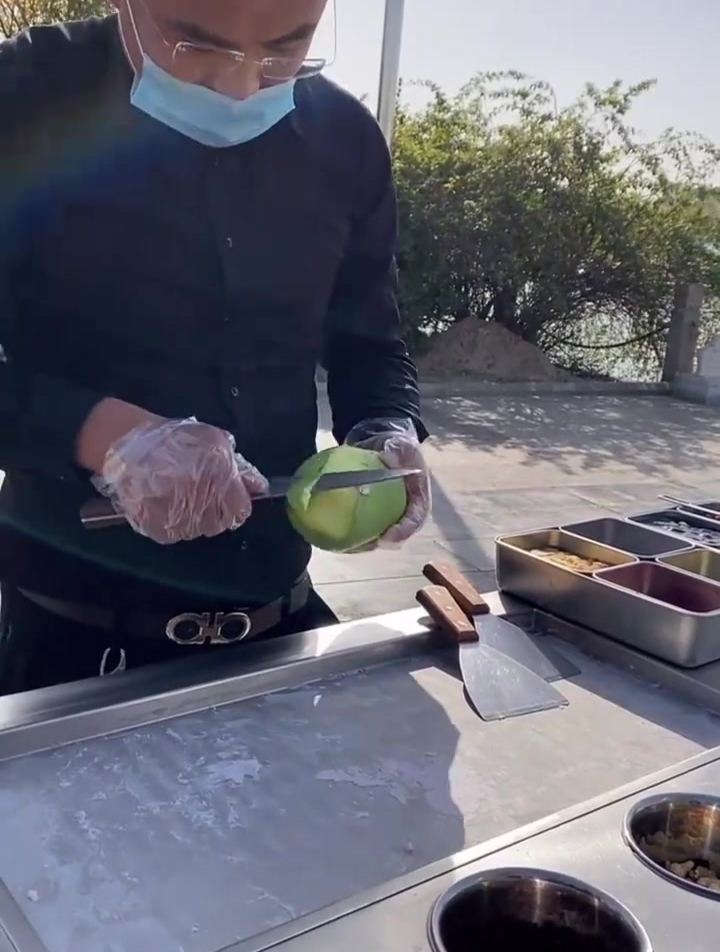 实拍泰国的炒酸奶,这泰国大伯的手速是没谁了,厉害了!