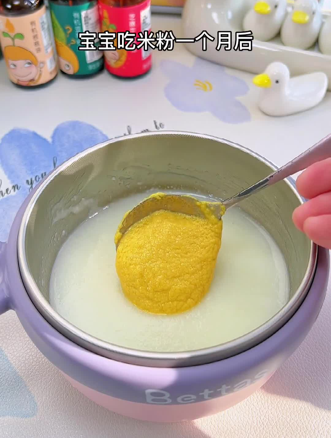 添加米粉一个月后,宝宝就可以添加肉泥了,这样做口感细腻