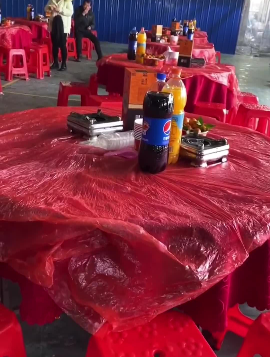 今天两家,一家厂区团年宴席,一家乔迁宴席
