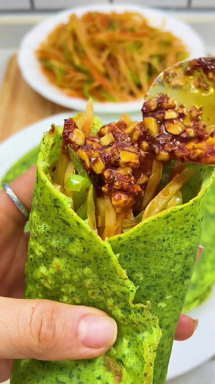 从老家带来的菠菜,给孩子做个我最拿手的菠菜煎饼卷啥都好吃