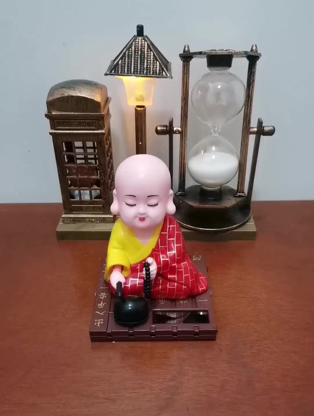 太阳能小和尚,灯光白天亮光他都在敲木鱼