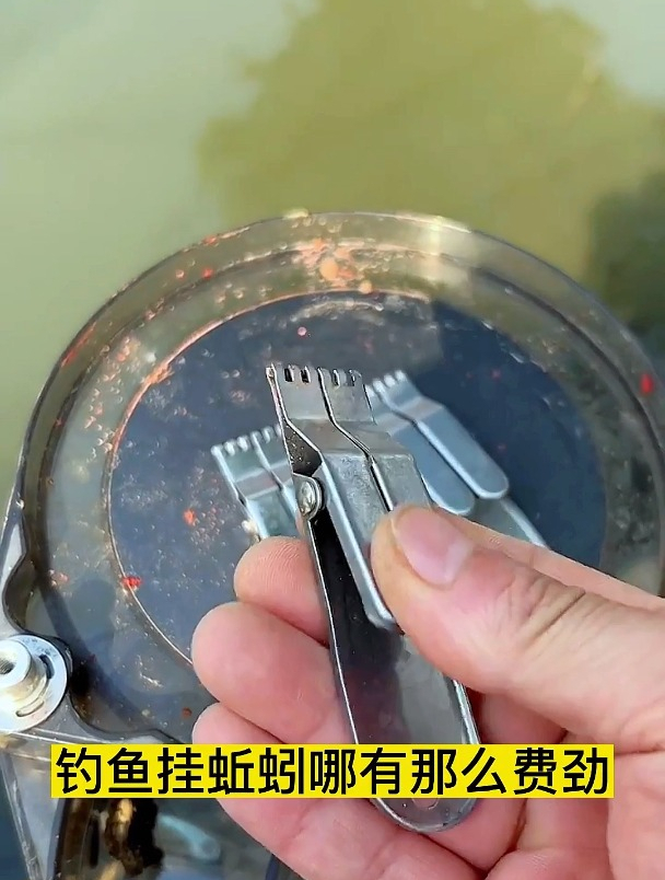 老手分享钓鱼挂蚯蚓不脏手的方法,蚯蚓不滑手也没味,简单实用!
