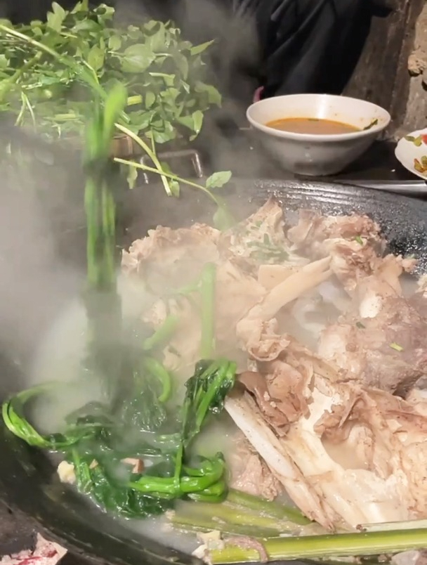 亲爱的兄弟姐们晚上好,今天吃牛骨头汤烫野菜火锅