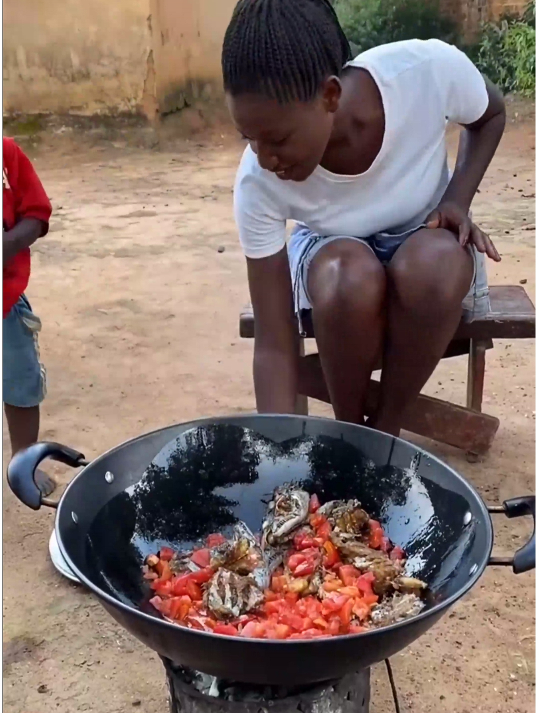非洲老婆在家里做带鱼,在她眼里是下饭菜,掀开锅盖我真没食欲