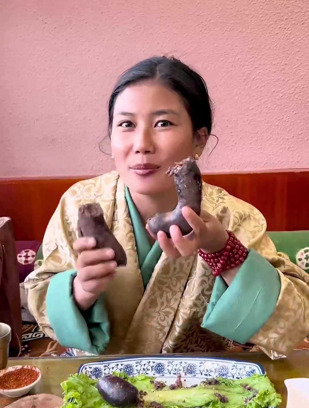 货真价实的牦牛肉肉肠,吃一节就管饱一天了