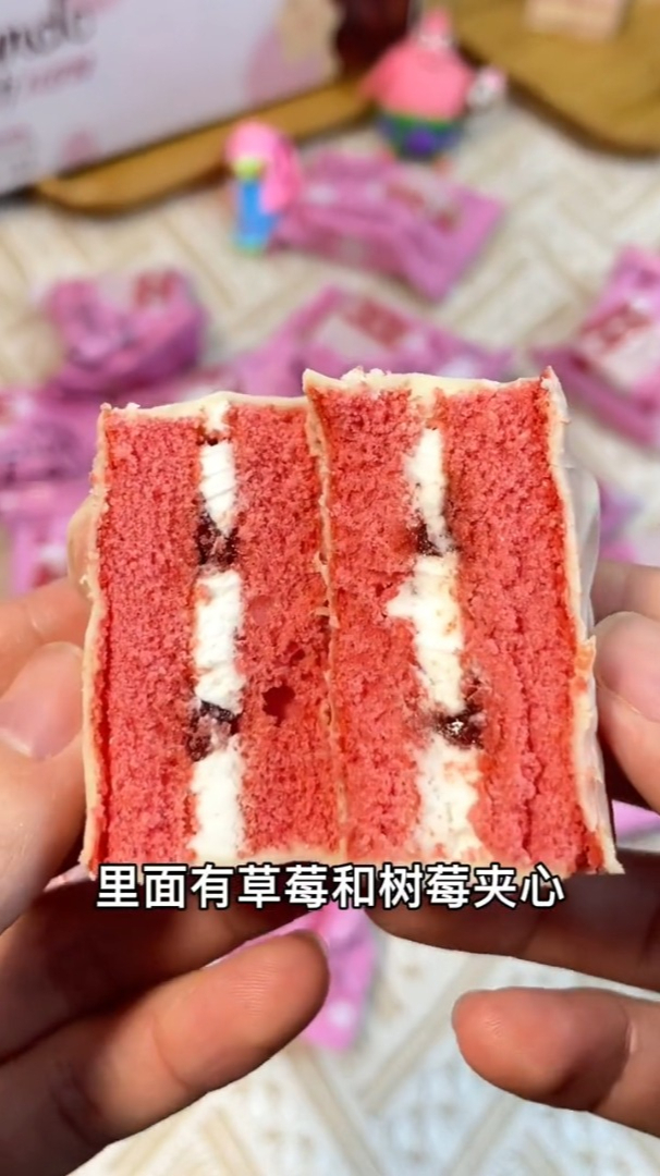 这个红丝绒蛋糕真的超好吃,草莓和树莓夹心,酸酸甜甜的蛋糕