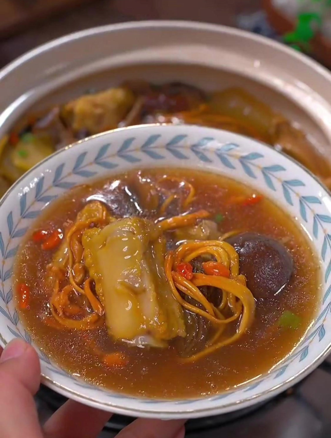 这道排骨菌汤,汤鲜味美,营养又好喝