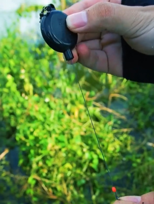最新钓鱼黑科技“钓鱼尺”,只要鱼儿咬了钩,鱼儿别想跑