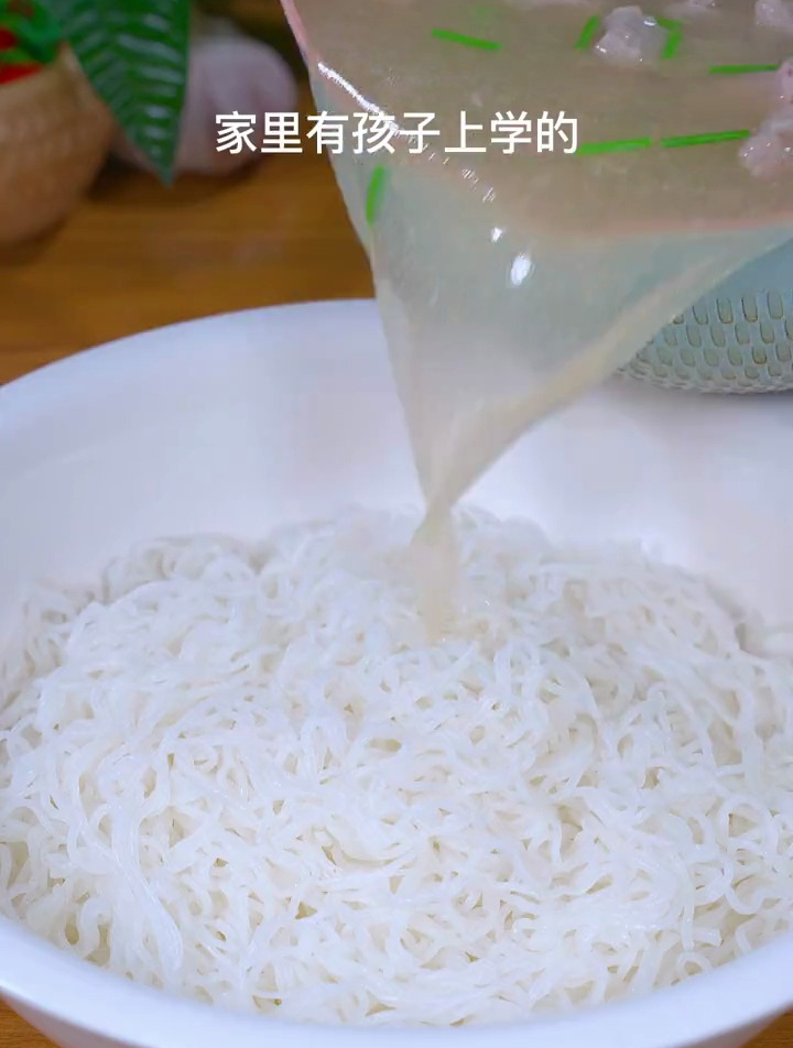 早起5分钟就能搞定一碗猪杂汤米粉