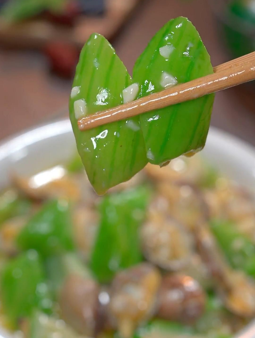 天气闷热不想吃饭,清淡的丝瓜炒花甲,鲜香滑嫩,做法非常简单