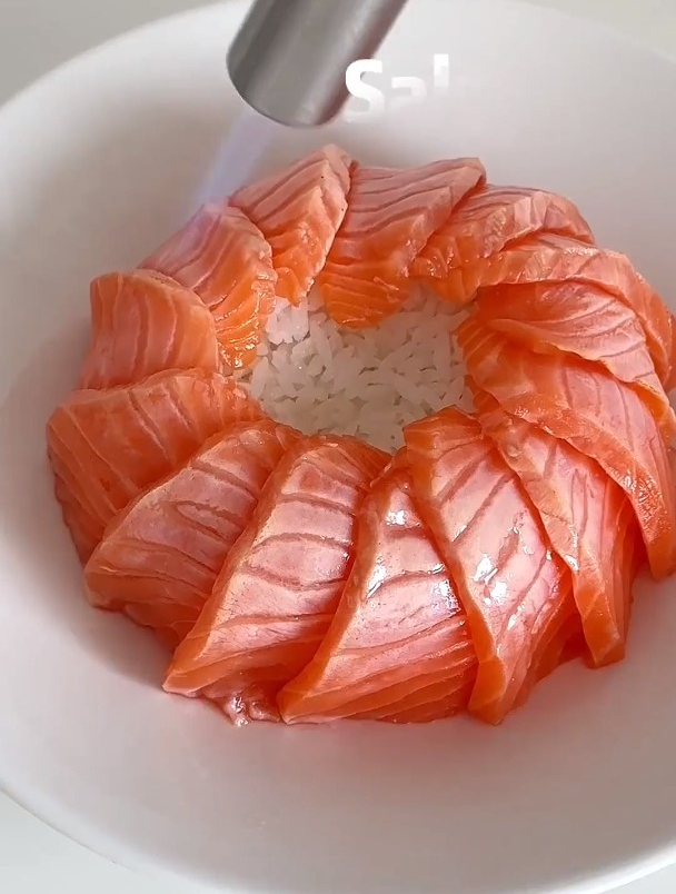 一口爆浆的炙烧三文鱼,吃完可以去开店了,巨巨巨好吃 创作灵感