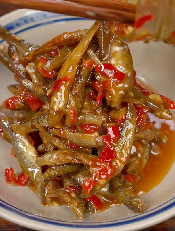 湖南人喝粥嗦粉吃饭都离不开这个剁椒小鱼仔