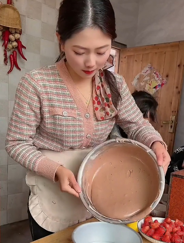 女儿过生日,网上买了材料给宝宝做了个生日蛋糕!