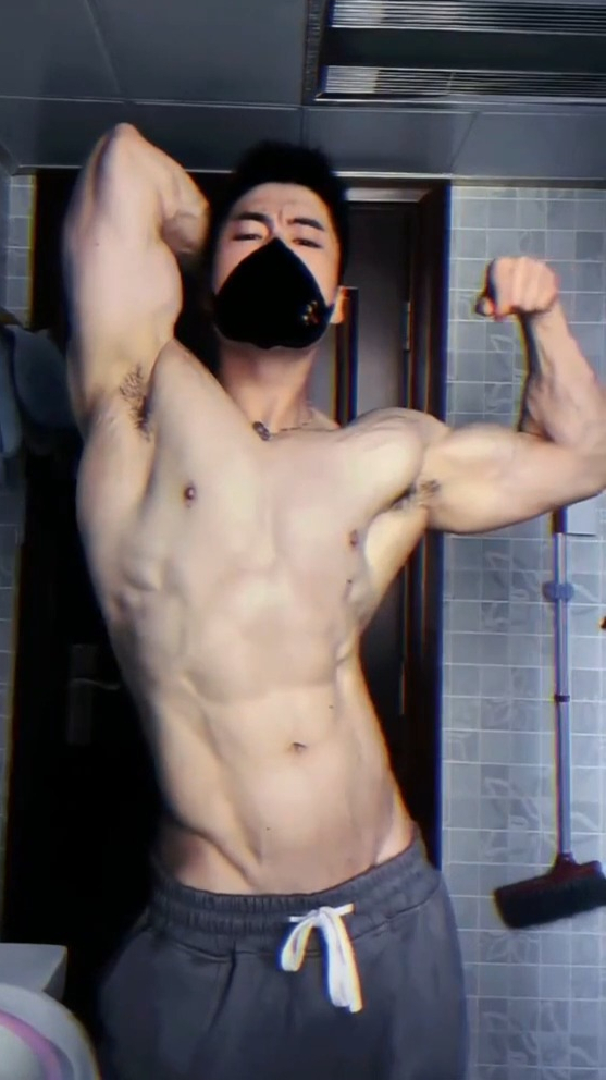 胸肌健壮发达,八块腹肌宛如搓衣板,人鱼线漂亮如雕刻,喜欢吗?