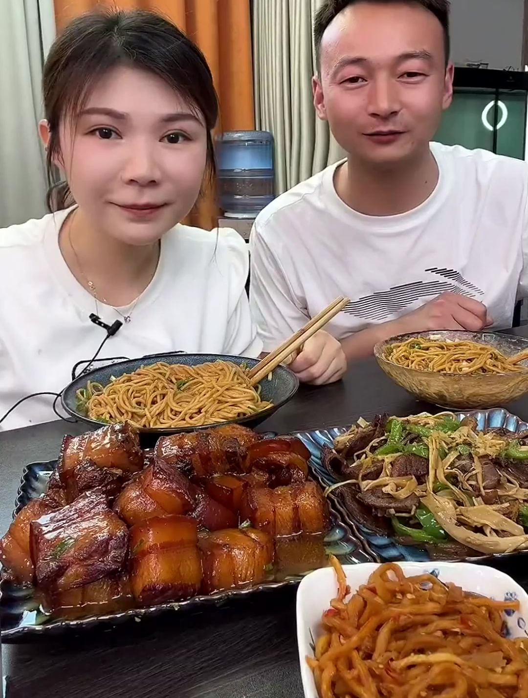 哈喽大家好,今天我们吃面条,红烧肉