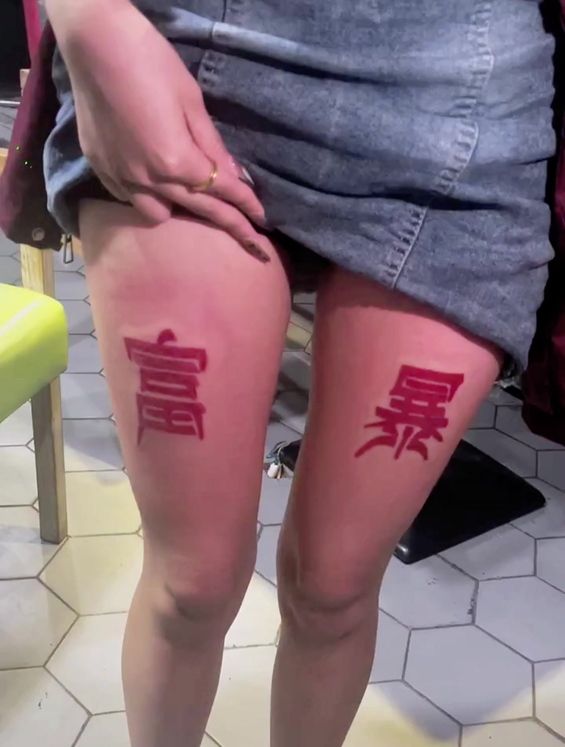 美女太想发财了,纹身也不忘暴富,真是太可爱了