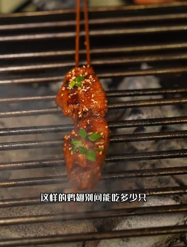 外焦里嫩的炭烤鸡翅中