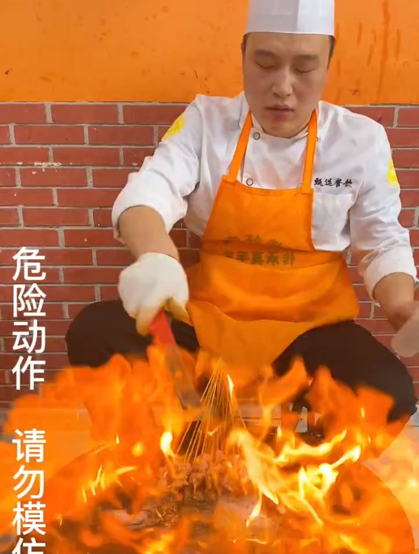 烧烤界的扛霸子鲜嫩小肉串,铁板上刷一分钟,撒上秘制小料