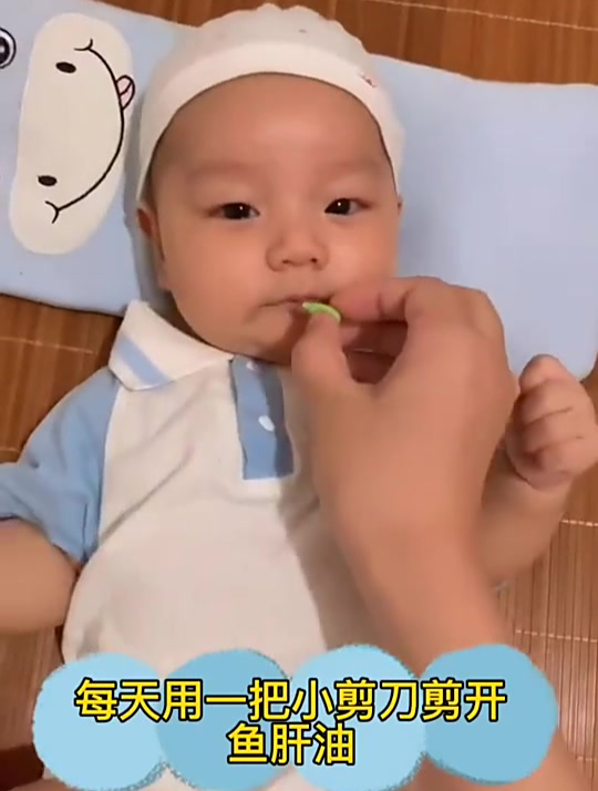 这样给宝宝喂鱼肝油,居然这么危险