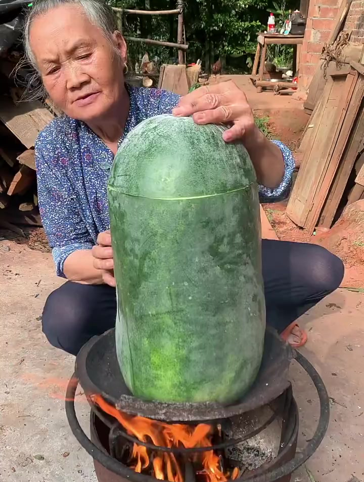 用柴火煮的冬瓜塘国鱼,里面放了姜、鱼腥草、狗香草、紫苏