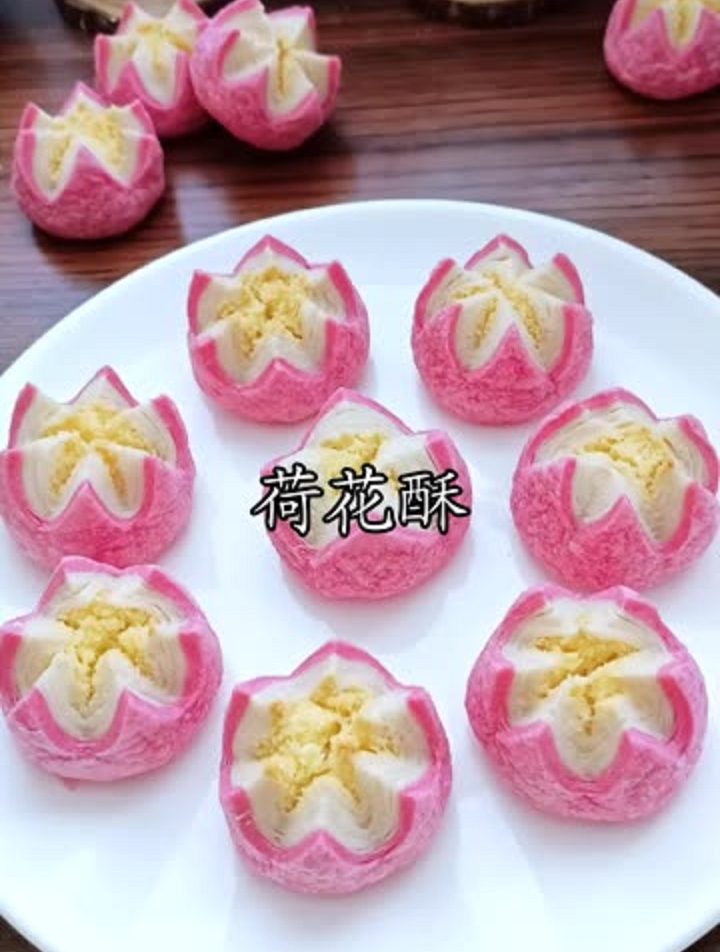 今天做了中式点心荷花酥,搭配椰蓉内馅酥到掉渣椰香浓郁