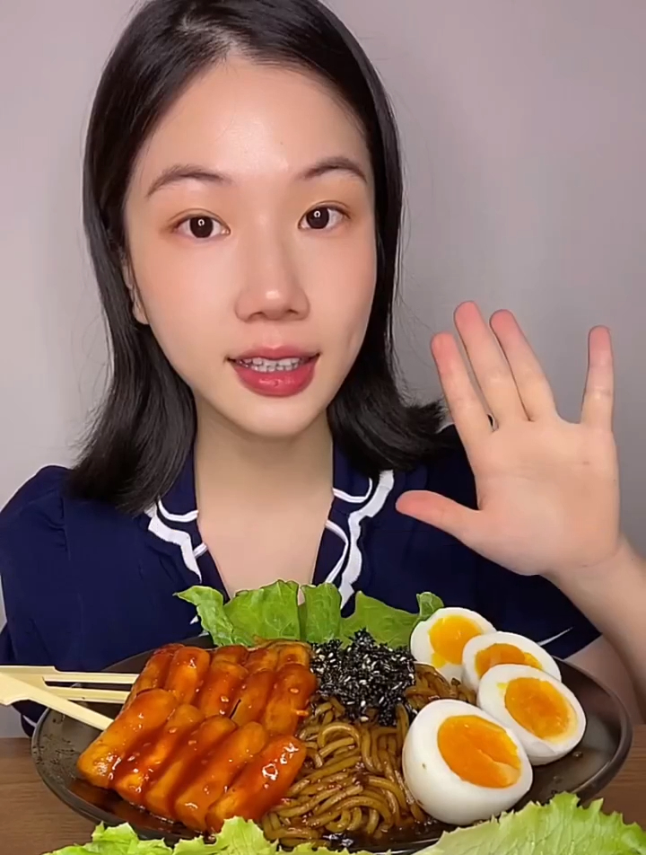 炸酱面、三文鱼寿司、鹅肝寿司,有喜欢吃寿司的吗小可爱们吗?