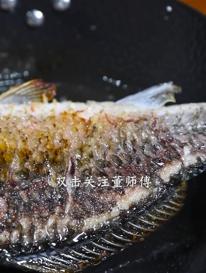 鱼怎么煎才能不破皮、不粘锅呢?老董这就把诀窍通通告诉你!