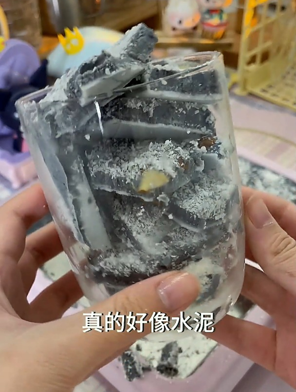 今天做椰子灰炒酸奶,啥都好,就牙有点儿黑