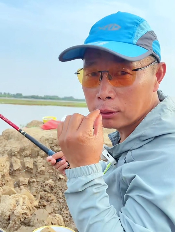 不会搓饵怎么办?快来看这个视频,钓鱼高手分享独家搓饵技巧
