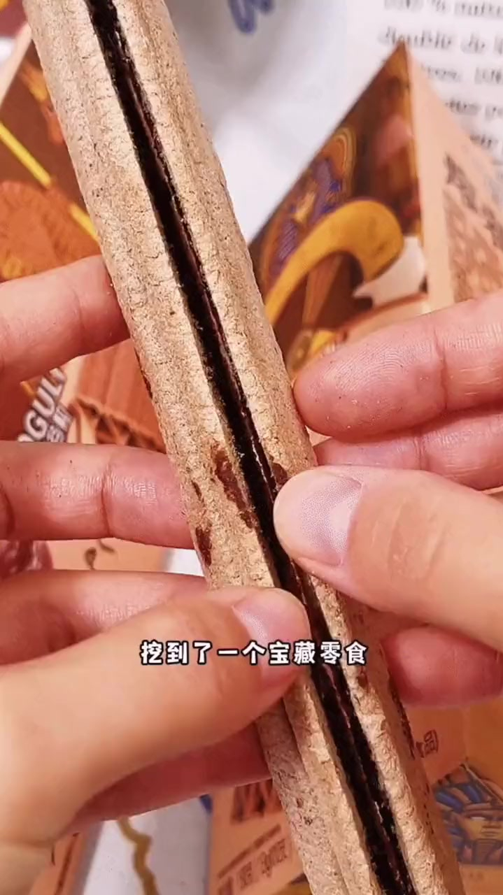 金字塔造型包裹着巧克力酱,酥酥脆脆好吃到停不下来