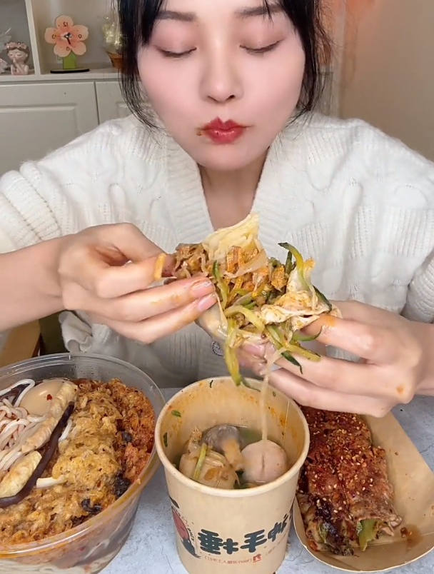 吃螺蛳粉,牛肉丸,肥肠烤葱,卷凉皮,五花肉泡菜卷