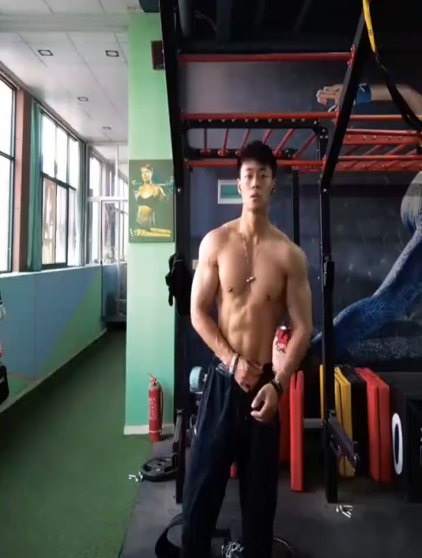 肌肉型男健身房秀技能,公狗腰漂亮如雕刻,一身腱子肉完美吸睛!