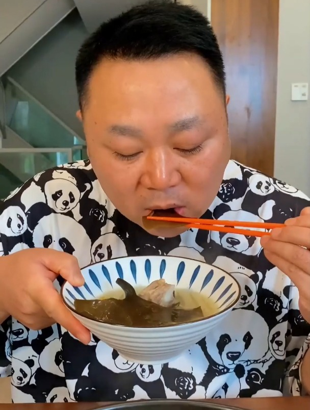 今天用海带头炖的排骨汤,夏天喝这个汤非常合适