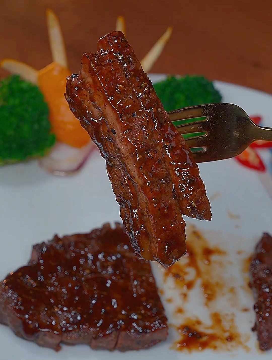 把牛肉放进啤酒里泡一泡,比西餐厅还要好吃的黑椒牛排