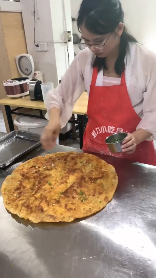 早餐很受欢迎的酱香饼,做法比鸡蛋灌饼简单,酱香味十足,真好吃