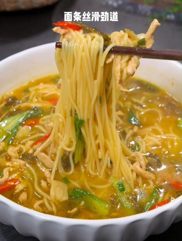 酸菜金汤肉丝面,面条丝滑劲道,金汤酸辣爽口